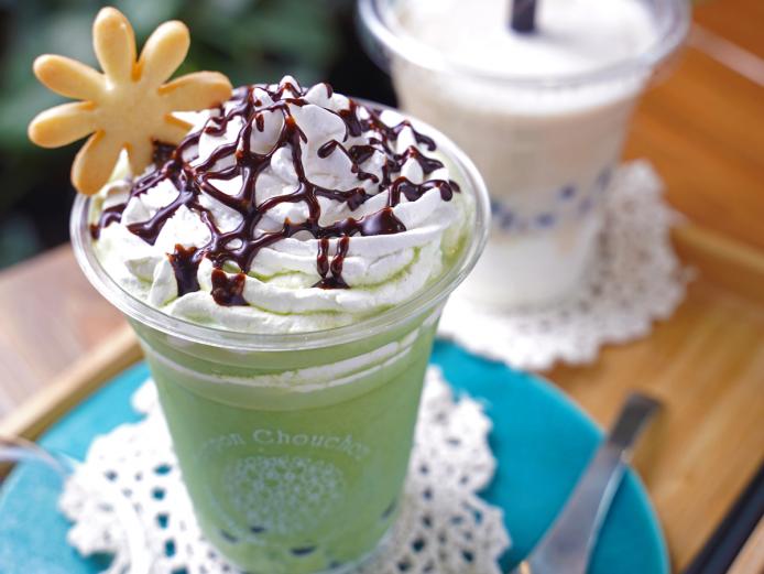 台湾発祥のドリンクといえば？<br><font color="#800080"><strong>『PomponChouchou』の「ﾀﾋﾟｵｶﾄﾞﾘﾝｸ」</strong></font><br>台湾と言えばやっぱり“タピオカ”。紅茶の芳醇な香りが楽しめるミルクティーのほかにもマンゴー・チョコレート・抹茶などのドリンクでもちもちのタピオカが味わえます。台湾クッキー（花生酥ファーシェンスー）付きなのもうれしい。<br><span style="font-size:14px;"><strong>【DATA】</strong><br>住所／玖珠町大隈246-1<br>電話／0973-77-2762<br>営業時間／9:00～17:00<br>休み／土・日曜、祝日<br>駐車場／15台<br>交通アクセス／玖珠ICから車で約6分、JR豊後森駅から車で約5分<br><a href="https://www.ono-trade.com/" target="_blank"><font color="#0033ff">HPはこちら</font></a></span><br><br>