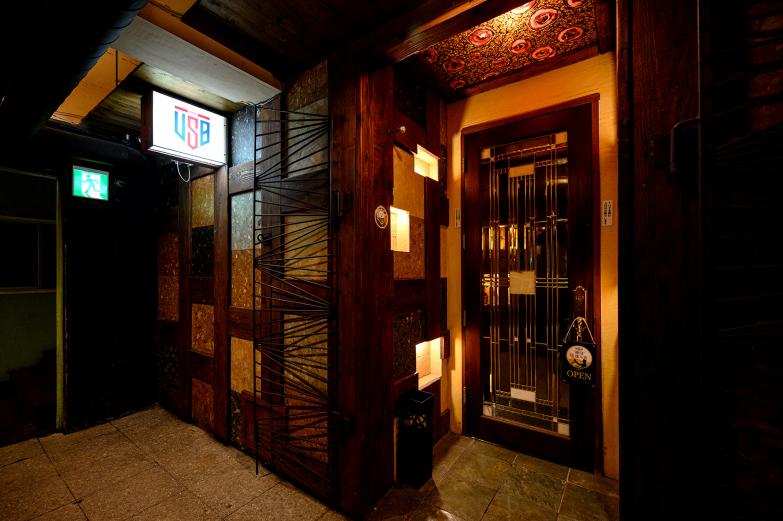 <span style="font-size:12px;">お酒と一緒に楽しめるフードも豊富な『BAR USB』。<br>「本日のパスタ」や「自家製ベーコンパイ」、「自家製和牛ローストビーフ」など、しっかり食事をしたい人も満足できるラインアップ。2軒目使いはもちろん、女子会やデートのシメにもぴったりで、深夜3時まで営業しているのもありがたいポイントです。<br>飲み会のあと「ちょっと甘いものを…」という時も、「もう一杯落ち着いて飲みたい」という時も、ここなら受け止めてくれますよ。</span><br><br>