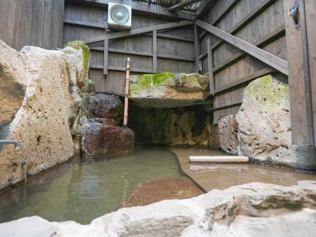 露天の奥に進むと洞窟風呂と寝湯を楽しめる貸切の「やまぼうし」