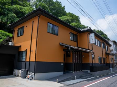 玖珠川沿いの温泉街にある、全５室の静かな旅館