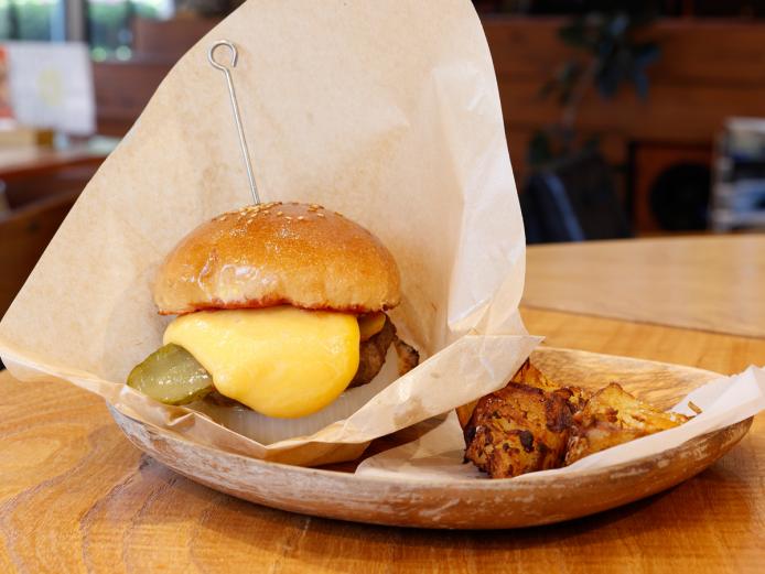 ▲「リーフデチーズバーガー」1100円。「ほんまもん農産物」のフライドポテトもセットで付いてきます