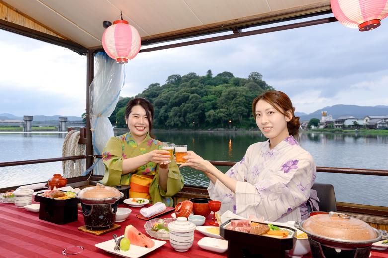 <span style="font-size:12px;">三隈川をバックに記念撮影</span><br><br>