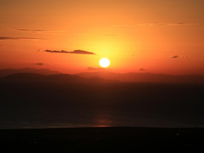 <font color="#ff4500"><strong>小城（おぎ）展望公園</strong></font>（国東市）<br>大分空港から車で約7分の高台にある絶景ビューポイントです。晴れた日は四国まで見ることができます。展望公園へは細い林道を上りますので、運転の際はご注意ください。<hr><span style="font-size:14px;">【DATA】<br />住所／国東市武蔵町小城<br>問合せ／0978-73-0962（国東市観光協会）<br><a href="https://visit-kunisaki.com/features/%E3%81%A9%E3%81%93%E3%81%A7%E3%82%82%E5%88%9D%E6%97%A5%E3%81%AE%E5%87%BA%E3%82%B9%E3%83%9D%E3%83%83%E3%83%88/#ogi" target="_blank"><font color="#0033ff">HPはこちら</font></a></span><br><br>