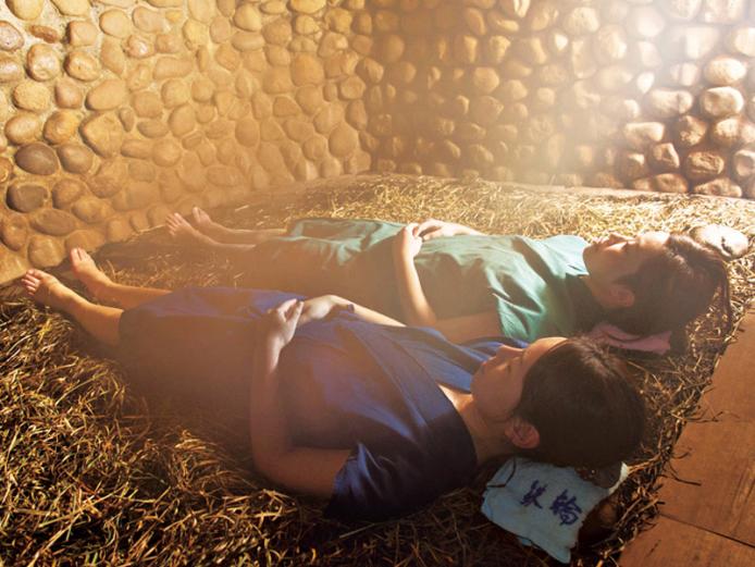 <font color="#800080"><strong>鉄輪むし湯</strong></font><br>「むし湯」とは、約8畳ほどの石室に温泉の噴気で熱せられた石菖（せきしょう）という薬草が敷きつめられ、その上に人が横たわるという独特な入浴方法。滴るくらいに汗をかいた後に良質の温泉にゆっくり浸かれば、身も心もリラックスすること間違いなし。<hr><span style="font-size:14px;">【DATA】<br >・住所／別府市鉄輪上1組<br>・電話／0977-67-3880<br>・種類／内湯<br>・泉質／単純温泉、ナトリウム－塩化物泉<br><a href=" https://www.city.beppu.oita.jp/sisetu/shieionsen/detail11.html " target="_blank"><font color="#0033ff">詳細はこちら</font></a></span><br><br>