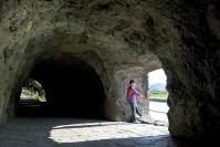 県史跡の「青の洞門」。岩窓から覗く景色が楽しめます