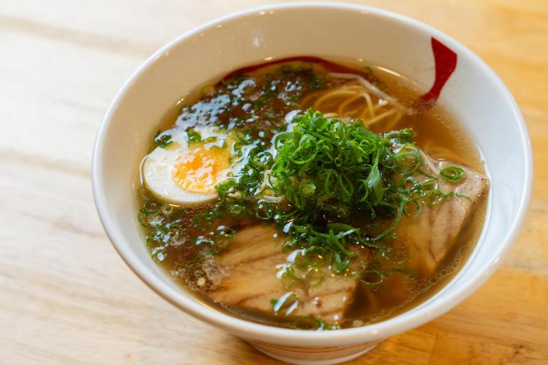 <span style="font-size:12px;">六盛自慢の中華そばがこちら。<br> 焼きあご、羅臼昆布、煮干しをふんだんに使った出汁に、親鶏、鶏ガラのスープを合わせた醤油ラーメン。しっかり焼かれた豚チャーシューの存在感が際立ちます。<br> <br> スープをひと口啜ると、あごや昆布と鶏の出汁が合わさった絶妙な味わいが広がり、ストレートの細麺が絡んでいくらでも食べられてしまいます。冷麺と同じく、混ざり気のない奥深い味わいが印象的。濃厚なのに透明感のあるスープが喉を通ると、疲れたからだ全身に染み渡っていくようです。<br> <br> 良質な素材だけを使った、味わい深いそれぞれの一杯を堪能しました。</span><br><br>