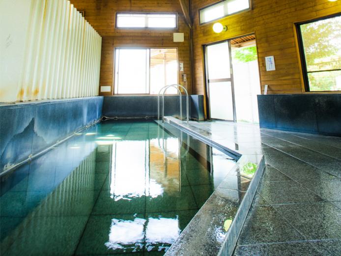 <font color="#800080"><strong>いんない余温泉</strong></font><br>源泉65℃前後の湯がかけ流しで溢れる温泉。天井の高いレトロ感たっぷりの浴室は、都会の喧騒を忘れさせてくれる。15人程度入れる大浴場から露天風呂へとやや緑がかったお湯が流れる仕組みになっている（冬季は露天風呂の使用を休止する場合あり）。<hr><span style="font-size:14px;">【DATA】<br >・住所／宇佐市院内町上余160<br>・電話／0978-42-7048<br>・種類／内湯、露天<br>・泉質／ナトリウムー塩化物泉<br><a href="https://www.city.usa.oita.jp/tourist/stayspa/spa/9997.html " target="_blank"><font color="#0033ff">詳細はこちら</font></a></span><br><br>