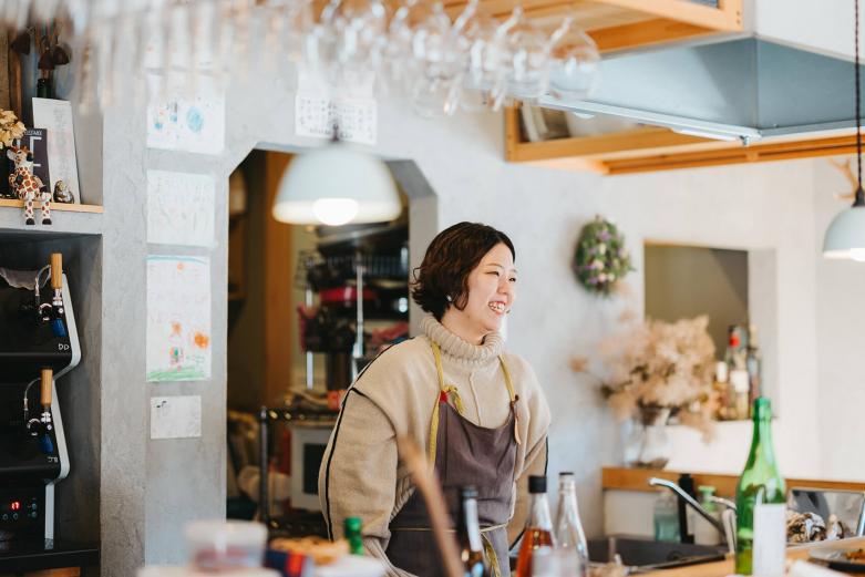 <span style="font-size:12px;"><font color="ffffff">梁原さんと〈丸田酒舗〉の丸田さんは同世代。これからの別府を思う熱い気持ちで意気投合し、この巡を立ち上げました。</font></span>