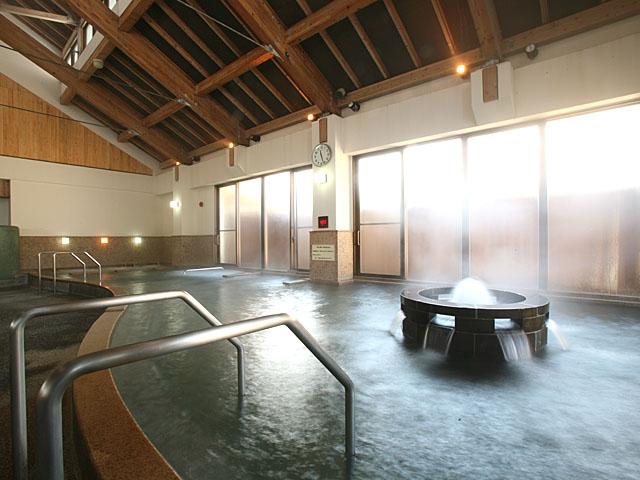 <font color="#800080"><strong>竹田温泉 花水月</strong></font><br>風情ある和風の建物が印象的な温泉館。大浴場は、運動浴や遠赤外線サウナがある「花の湯」と薬草サウナや露天が付いた「月の湯」があり、日替わりの男女交替制。どちらにも日本で初めての『マイナスイオン還元浴槽』があり、肌疾患を持つ方や女性に好評だ。<hr><span style="font-size:14px;">【DATA】<br >・住所／竹田市大字会々2250-1<br>・電話／0974-64-1126<br>・種類／内湯、露天、サウナ、貸切湯<br>・泉質／ナトリウム-塩化物泉<br><a href=" https://taketa.guide/spots/detail/7c787ac3-d098-4a80-95ec-b40badf5cc9f " target="_blank"><font color="#0033ff">詳細はこちら</font></a></span><br><br>