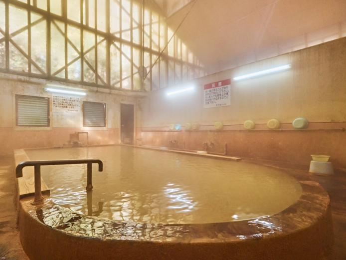 <font color="#800080"><strong>筌の口共同温泉</strong></font><br>ひなびた雰囲気が人気の共同温泉。天井が高く、十数人は浸かれるほど広い湯船は、内湯であっても開放感いっぱい。金色のにごり湯で鉄分のにおいのする温泉は、身体の芯からポカポカ温まり、飲用すれば胃腸病に特効があるといわれている。<hr><span style="font-size:14px;">【DATA】<br >・住所／玖珠郡九重町田野筌の口<br>・電話／0973-73-5505（九重町観光協会）<br>・種類／内湯<br>・泉質／ナトリウム・マグネシウム・カルシウムー炭酸水素塩・硫酸塩泉<br><a href=" https://k-miyachan.com/yumeonsenkyou/ " target="_blank"><font color="#0033ff">詳細はこちら</font></a></span><br><br>