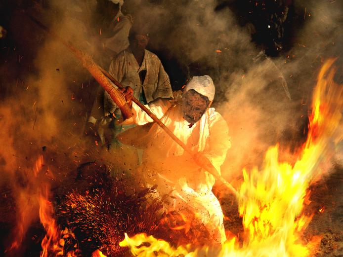 <font color="#800080"; span style="font-size:18px;"><strong>ケベス祭り：国東市</strong></font><br>櫛来社（岩倉八幡社）で毎年10月14日に行われる日本指折りの奇祭として注目されている火祭り。燃え盛るシダの山を守る白装束の「トウバ」と、火の中に突入しようとする奇怪な木の面をかぶった「ケベス」が攻防を繰り広げます。祭りが最高潮に達する頃、ついに両者が火のついたシダを持って暴れ、参拝者は火の粉を避けて逃げ回ります。この火の粉をあびると無病息災が叶うと伝えられており、盛り上がります。<hr>開催日／2026年10月14日（水）<br>開催場所／櫛来社（国東市国見町櫛来）<br>問合せ／0978-72-2677（国東市文化財課）<br><a href="https://www.city.kunisaki.oita.jp/soshiki/bunkazai/shinaiminzokugyojikebesu.html" target="_blank"><font color="#0033ff">詳細はこちら</font></a><br><br>