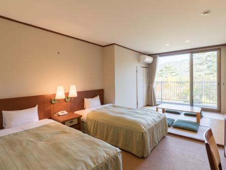 部屋は和室と和洋室があり、どちらも開放感のある大きな窓が特徴