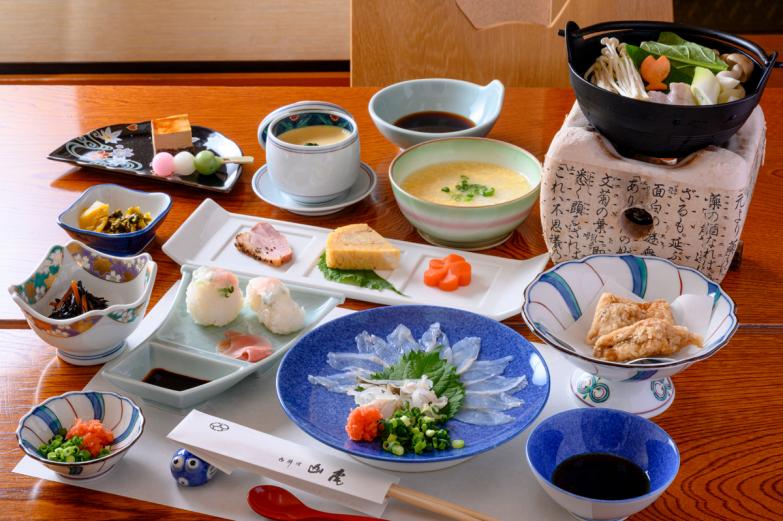 ▲「ランチ限定ふぐミニコース」3630円（全10品）。前日までの予約制です