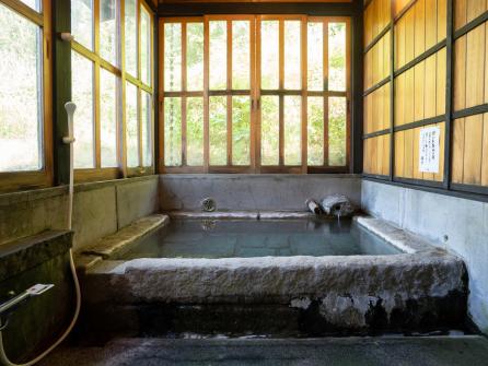 貸切湯は岩に切石、檜の３種類を揃える