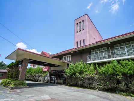 歴史ある山麓のホテル。宿泊者専用の「天涯の湯」は現在休止している