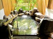 「吉祥の湯」の貸切湯は全６棟。すべて庭園に面しており情緒たっぷり