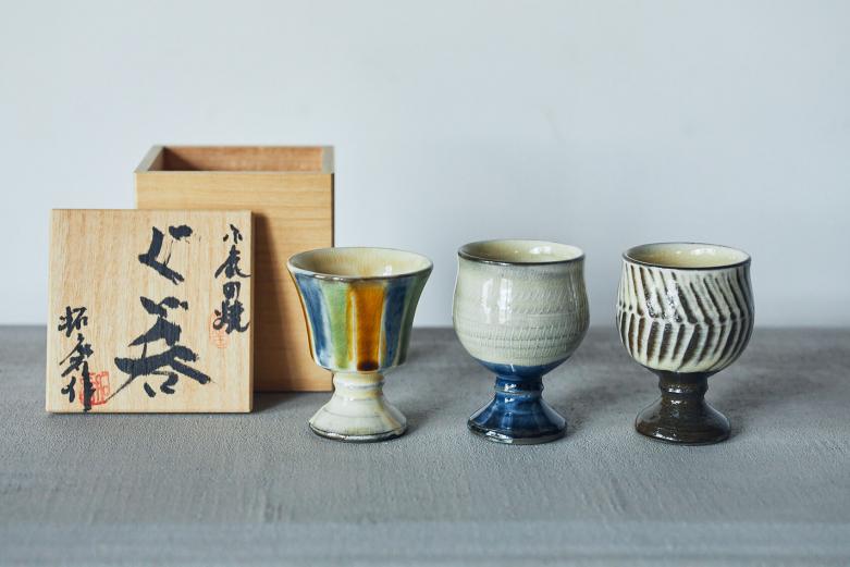 <span style="font-size:12px;"><font color="ffffff"> 小鹿田焼職人・坂本拓磨さんが手がける「ぐい呑み」各6000円（箱付き）。やわらかく温かみがあるデザインと使いやすさを兼ね備えた作品が並びます。<br> <br> 1日1組、一棟貸切で「暮らすように泊まる」がコンセプトの〈水処稀荘〉は、古民家を改装した二階建ての宿。ほかのホテルのようにシングルルームだけでなく、専用のキッチン、２つのベッドルーム、書斎まであり、まさに日田に暮らすかのように宿泊することができます。</font></span><br><br>