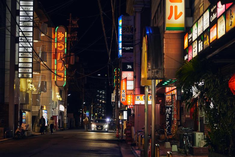 <span style="font-size:12px;"><font color="ffffff"> そんな都町では８年前、スナック・クラブを営むママの有志たちが、まちの発展と治安向上を目指すべく「華都会（はなみやかい）」を発足させました。現在メンバーは13人（2024年２月時点）。ゴミ拾い活動や、警察と協力しながらのパトロール、客引き防止の呼びかけなどを続けています。<br> <br> 「華都会」の３人のママたちのお店を訪れ、都町や店への想いを聞いてみることにしました。読み終わったあと、きっとママたちに会いに行きたくなるはず。</font></span><br><br>