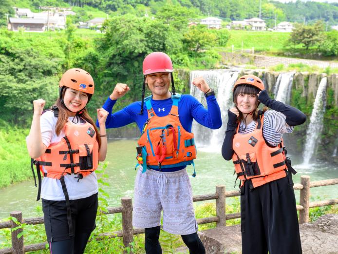 ▲まずは救命胴衣やヘルメットを身に着けて、ガイドの小野隆充さんから原尻の滝の説明を聞きます。