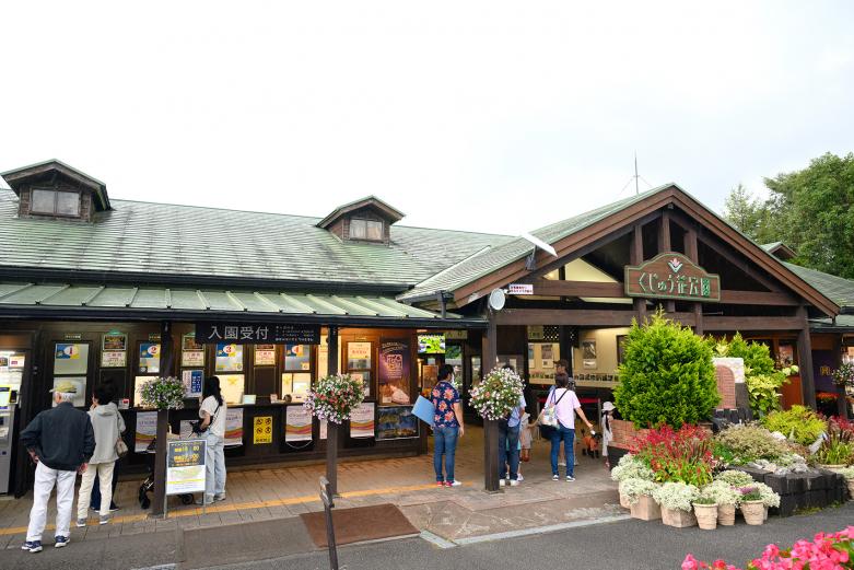 <span style="font-size:12px;"> 大分県竹田市・久住町に広がる久住高原は、九重連山の雄大な自然に抱かれた絶景スポット。標高およそ850mに位置し、夏でも涼しく澄んだ空気が心地よい高原です。夜になると、そこには息をのむほどの星空が。周囲に街明かりがほとんどないため、頭上いっぱいに輝く星たちはまるで天然のプラネタリウム。環境省の「美しすぎる星空10選」にも選ばれた、まさに“星降る高原”です。<br><br> その中心にある『くじゅう花公園』は、季節ごとに花々が咲き誇る人気の観光スポット。昼は色とりどりの花で明るくにぎやか、夜になると一転して幻想的な世界に包まれます。そんなロマンチックな夜の公園を舞台に、毎月1回開催されているのが「久住高原星空の巡り」。 予約不要でふらっと参加できる気軽さも魅力で、県内外から星空ファンが集まります。2025年は毎月第4土曜日に開催。なんと冬季の閉園期間中も続くため、一年を通して星空観察を楽しめるんです。<br> 『くじゅう花公園』のチケット売り場で18時から受付開始です。</span><br><br>
