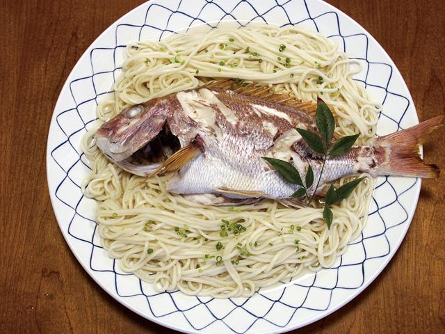 ■鯛めん&lt;br&gt;婚礼の席など“おめでたい”席に出されるという郷土料理。上物の鯛をまるごと一匹煮たものと、その汁で味付けした手打ちうどんを一皿にのせたシンプルだけど豪快な一品です。