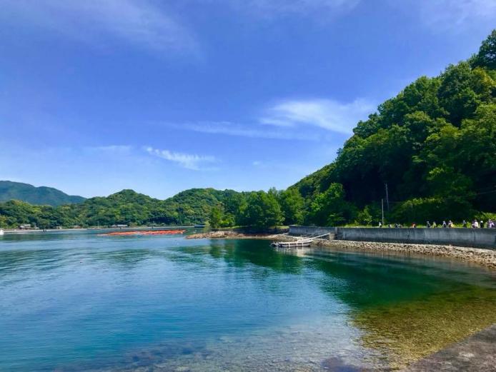 さいき・大入島コースは、海も山も楽しめます。途中には、カキの養殖場、ミカン畑、ふき畑や枇杷の木々、島の漁師さんたちの守り神が祀られたの神社もあります。
