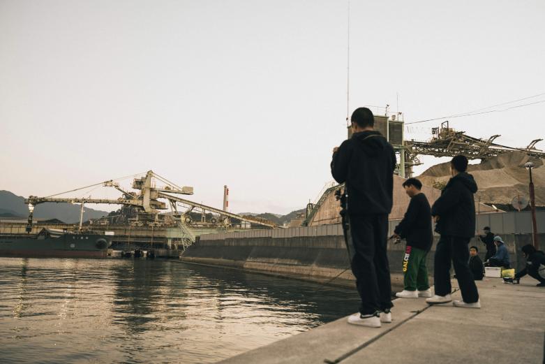 <span style="font-size:12px;"><font color="ffffff"> 湾内では多くの釣り人の姿も目撃できます。このあたりはリアス海岸特有の地形。岸から離れるとすぐ海が深くなっていて、波は穏やかです。</font></span><br><br>