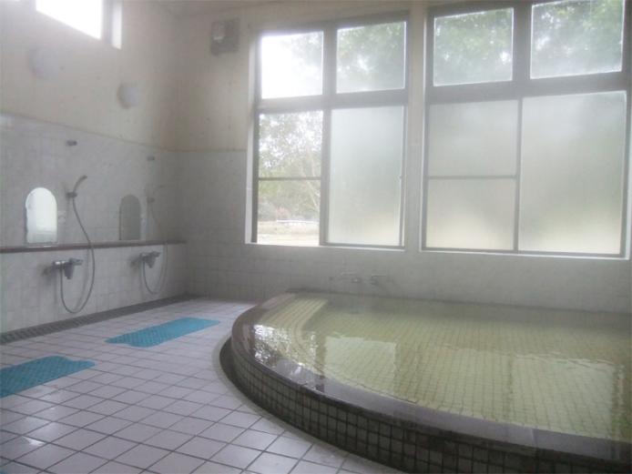 <font color="#800080"><strong>深見老人憩の家（深見温泉）</strong></font><br>深見老人憩の家は、周囲は田園風景に囲まれた長閑なところにあり、くつろぐには格好の場所ともいえる。休憩所もあり、ゆったりとした時間を過ごすことができる。男女別の内湯がそれぞれひとつ。つるつるすべすべなお湯が自慢。<hr><span style="font-size:14px;">【DATA】<br >・住所／宇佐市安心院町矢畑131-1<br>・電話／0978-44-4718<br>・種類／内湯<br>・泉質／単純温泉<br><a href="https://www.city.usa.oita.jp/tourist/stayspa/spa/9997.html" target="_blank"><font color="#0033ff">詳細はこちら</font></a></span><br><br>