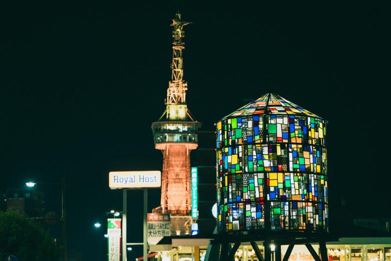 <span style="font-size:12px;"><font color="ffffff"> 作品は北浜のバス停の近く、北浜公園内にあります。<br> <br> 観光客の目にも留まりやすく、地元の人たちの思いも詰まった、新たな別府のランドマークとなりそうな作品です。<br> <br> Information<br>ALTERNATIVE STATE（オルタナティブ・ステート）<br>Web：<a href="https://alternative-state.com">https://alternative-state.com</a></font></span><br><br>