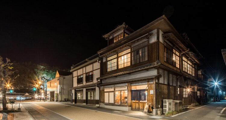 <span style="font-size:16px;"><a href="https://solairodays.com/ "> <span style="color:#C9F2E3;"><u>たけた駅前ホステルcue </u></span></a><br > <span style="font-size:12px;">築80年の古民家リノベーションゲストハウス。旅人に竹田の城下町を楽しんでもらいたいと、開業当時より手づくりでオリジナルマップを作成。竹田の夜を楽しむための最適な拠点です。</span><br /> <span style="font-size:12px;"><span style="color:#FFFF00;">【スポット情報】</span><br /> 住所：大分県竹田市竹田町560-1 <br /> TEL：070-8950-3891 </span><br /><br>