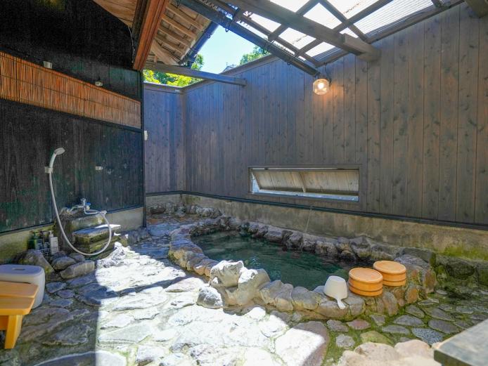 <span style="font-size:18px;"><a href="https://www.visit-oita.jp/spots/detail/9398"target="_blank"><font color="#0033ff">清流とほたるの宿 高尾荘</font></a></span>