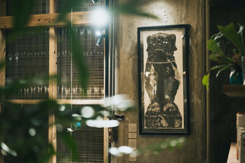 <span style="font-size:12px;"><font color="ffffff"> 別府のトキワ荘といわれるアーティストインレジデンス〈清島アパート〉に長く住んでいた鉛筆画家の勝正光さんが描いたのは、別府の八坂神社の狛犬。こちらは『吽』。 </font></span>