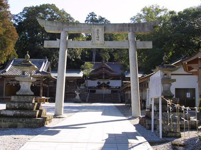 <font color="#800080"><strong>西寒多神社</strong></font>（大分市）<br>一本の木から咲き誇る藤の名所として知られる神社です。歴代の国司や武将の尊崇が厚く、大分県内では宇佐神宮につぐ神社として知られています。1月1日には「元旦祭」が行われます。<hr><span style="font-size:14px;">【DATA】<br />住所／大分市大字寒田1644<br>問合せ／097-569-4182（西寒多神社）<br><a href="https://sasamuta.com/" target="_blank"><font color="#0033ff">HPはこちら</font></a></span><br><br>