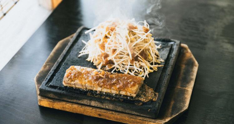 <span style="font-size:16px;"><a href="https://tsukumiryoku.com/pages/232/detail=1/b_id=1242/r_id=89/ "> <span style="color:#C9F2E3;"><u>浜茶屋</u></span></a><br > <span style="font-size:12px;">津久見市は養殖本マグロ「豊後まぐろ ヨコヅーナ」の産地。浜茶屋では郷土料理「ひゅうが丼」やオリジナルで考案された「まぐろステーキ」を味わうことができます。</span><br /> <span style="font-size:12px;"><span style="color:#FFFF00;">【スポット情報】</span><br /> 住所：大分県津久見市千怒6029-1 <br /> TEL：0972-82-8302 <br /> 営業時間：11:00～15:00（14:30L.O.）、17:00～21:00（20:30L.O.）<br /> 定休日：月曜（午後）、火曜（祝日の場合は翌日）</span><br /><br>