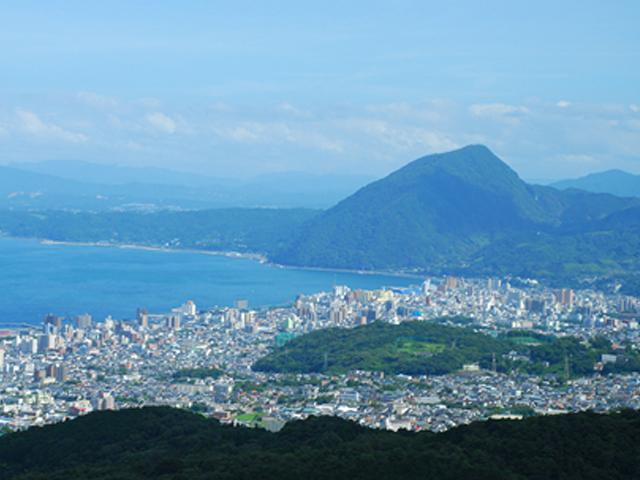 &lt;font color=&quot;#ff4500&quot;&gt;&lt;strong&gt;別府湾サービスエリア&lt;/strong&gt;&lt;/font&gt;（別府市）&lt;br&gt;別府市街地や海が一望できる絶景サービスエリア。天気の良い日には四国の佐多岬の方まで望むことができ、山の上から上る日と朱く染まった海面は、息を飲む美しさです。「恋人の聖地」として知られるほか、「日本夜景遺産」にも登録されており、ドライブ途中の休憩スポットとしても人気です。&lt;hr&gt;&lt;span style=&quot;font-size:14px;&quot;&gt;【DATA】&lt;br /&gt;住所／別府市大字内竈字扇山&lt;br&gt;問合せ／0977-27-8118（ｲﾝﾌｫﾒｰｼｮﾝ）&lt;br&gt;&lt;a href=&quot;https://timehills.jp/&quot; target=&quot;_blank&quot;&gt;&lt;font color=&quot;#0033ff&quot;&gt;HPはこちら&lt;/font&gt;&lt;/a&gt;&lt;/span&gt;&lt;br&gt;&lt;br&gt;