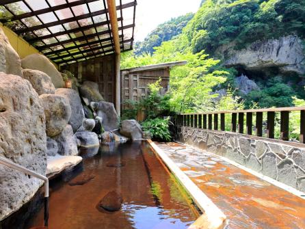 平家の落人が隠れ住んでいたとの伝説もある洞窟を借景にした「羅漢の湯」