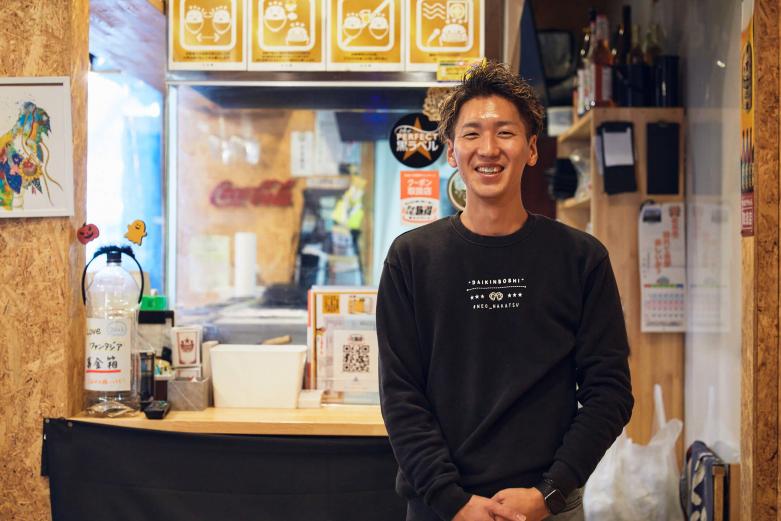 <span style="font-size:12px;"><font color="ffffff">出迎えてくれたは、「ハニカミ王子」と命名したいくらい笑顔がチャーミングな店主・伊東駿佑さん。中津生まれ中津育ちの28歳で、５年前に店をオープンしました。地元の人々の応援でなんとかコロナ禍を乗り切った苦労人でもあります。</font></span><br><br>