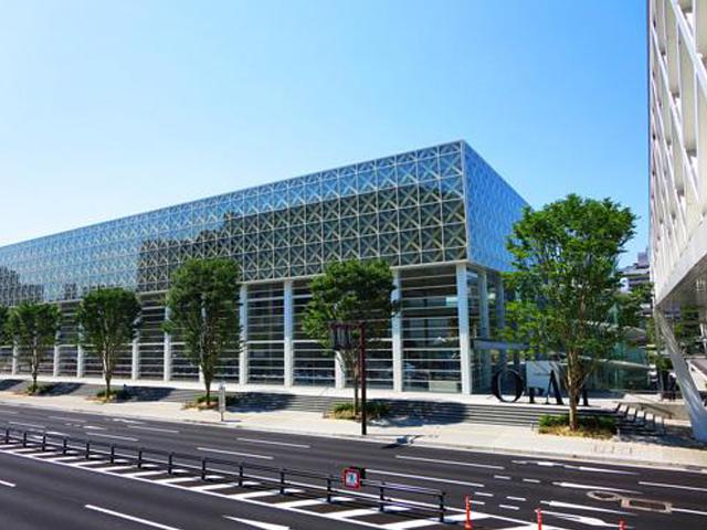 &lt;font color=&quot;#800080&quot;&gt;&lt;strong&gt;大分県立美術館 OPAM &lt;/strong&gt;&lt;/font&gt;（大分市）&lt;br&gt;&lt;strong&gt;出会いと五感のミュージアム&lt;/strong&gt;&lt;br&gt;開放的で明るく、大分県の竹工芸をデザインに取り入れた凛とした佇まいが目を引き、五感で楽しむ要素が至る所に盛り込まれた美術館。約5,000点の大分ゆかりの作品を中心に所蔵し、コレクション展や企画展、ワークショップも開催しています。&lt;br&gt;&lt;hr&gt;&lt;strong&gt;【DATA】&lt;/strong&gt;&lt;br&gt;住所：大分市寿町2-1／電話：097-533-4500／アクセス：大分ICから車で約10分&lt;br&gt;&lt;a href=&quot;https://www.opam.jp/&quot; target=&quot;_blank&quot;&gt;&lt;font color=&quot;#0033ff&quot;&gt;&lt;strong&gt;詳細はこちら&lt;/strong&gt;&lt;/font&gt;&lt;/a&gt;&lt;br&gt;&lt;br&gt;&lt;br&gt;