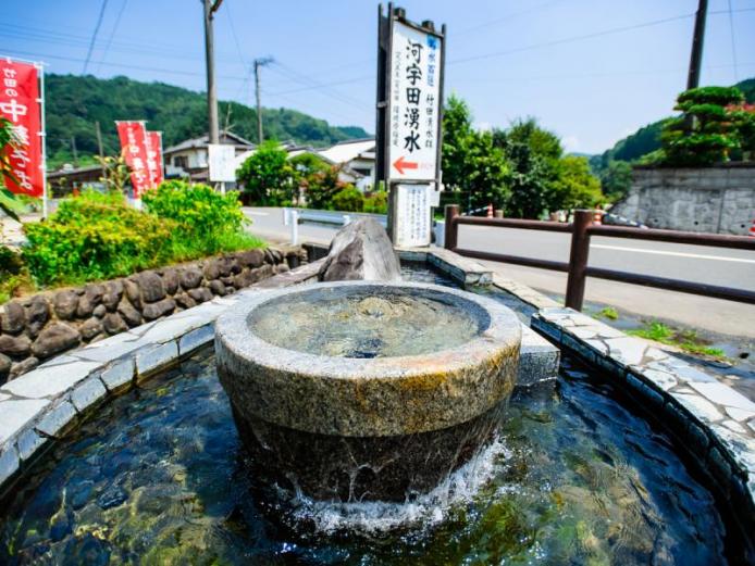 &lt;font color=&quot;#4682b4&quot;&gt;&lt;strong&gt;竹田湧水群 &lt;/strong&gt;&lt;/font&gt;（竹田市）&lt;br&gt;阿蘇山系の湧水の中でも透明度が高く「名水百選」にも選ばれている竹田湧水群。中でも「河宇田湧水」は最も多い湧水量を誇ります。近くには、この湧水が流れ込む「中島公園名水河川プール」があり、夏場は家族連れで賑わいます。&lt;br&gt;&lt;hr&gt;&lt;span style=&quot;font-size:14px;&quot;&gt;【DATA】&lt;br /&gt;住所／竹田市入田&lt;br&gt;電話／0974-63-2638（竹田市観光ツーリズム協会 竹田市部）&lt;br&gt;駐車場／10台&lt;br&gt;アクセス／竹田ICから車で約10分&lt;br /&gt;&lt;a href=&quot;https://taketa.guide/spots/detail/e629aa91-f66c-43fc-9b9b-419ccff9bffb&quot; target=&quot;_blank&quot;&gt;&lt;font color=&quot;#0033ff&quot;&gt;詳細はこちら&lt;/font&gt;&lt;/a&gt;&lt;/span&gt;&lt;br&gt;&lt;br&gt;