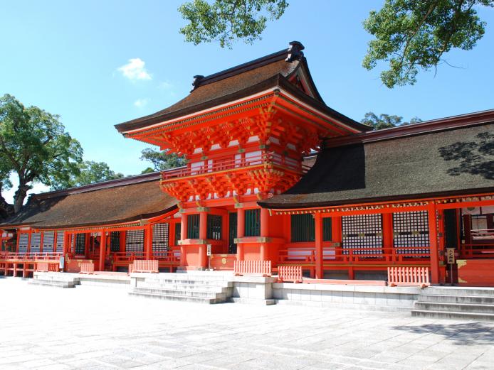 <font color="#800080"><strong>宇佐神宮</strong></font>（宇佐市）<br>宇佐神宮は、伊勢神宮に次ぐ「第2の宗廟」といわれる、豊前一の宮で全国八幡社の総本宮です。必勝祈願、家内安全、開運招福、商売繁盛、交通安全、厄除け、学業成就などのご利益で知られており、初詣シーズンは大勢の参拝客で賑わいます。<hr><span style="font-size:14px;">【DATA】<br />住所／宇佐市大字南宇佐2859<br>問合せ／0978-37-0001（宇佐神宮）<br><a href="http://www.usajinguu.com/" target="_blank"><font color="#0033ff">HPはこちら</font></a></span><br></a>