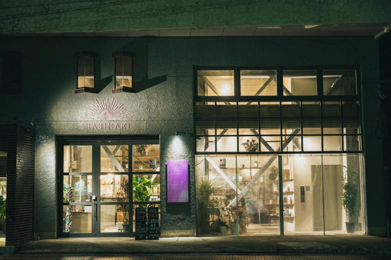 <span style="font-size:12px;"><font color="ffffff">『ウォータータワー』をあとにし、南部エリアの〈HAJIMARI Beppu〉に向かいます。ここは暮らすように滞在できる宿であり、喫茶やショップも併設された別府の新しい文化拠点。元倉庫だった建物をリノベーションし、2023年９月にオープンしたばかりです。<br> <br> もともとこのエリアはものづくりが盛んで、現在もアーティストやクリエイターが多く暮らし、移住者も増えています。そんなアーティストやクリエイターたちが集結し、宿づくりに参加。館内の随所に彼らの作品が散りばめられています。３・４階の部屋は宿泊者以外は見ることはできませんが、１階のラウンジは喫茶としても利用でき、作品に触れることができます。</font></span><br><br>