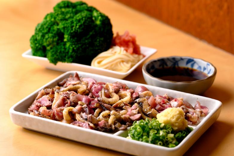 <span style="font-size:12px;"> 名物「もも焼き」1540円、「たたき」1540円、サイドメニューの「ブロッコリー」550円。<br> 炎のゆらめきを眺めながら、焼き上がる音を肴に一杯。熱気と香ばしい煙に包まれると、まるで都町の夜そのものを味わっているような気分に。<br> 柚子胡椒で味を変えながら楽しむもよし、冷えたビールで喉を潤すもよし。</span><br><br>