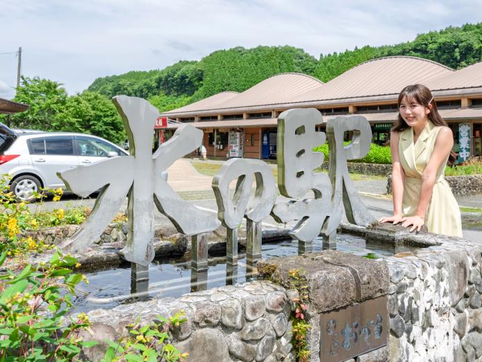 ▲入り口には涼しげな「水の駅」のオブジェが！