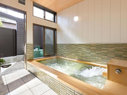 露天風呂付きお風呂_高級ヒノキを使った内湯と、陶器製の湯舟を設えた露天風呂が楽しめます。