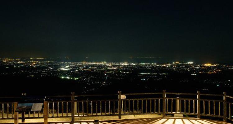 <span style="font-size:16px;"><a href="https://www.city-nakatsu.jp/doc/2022013100063/"> <span style="color:#C9F2E3;"><u>天空の道展望所</u></span></a><br > <span style="font-size:12px;">国東半島や豊前平野だけでなく、天気の良い日には山口県まで見渡すことができます。「日本夜景遺産」に認定されています。</span><br /> <span style="font-size:12px;"><span style="color:#FFFF00;">【スポット情報】</span><br /> 住所：中津市三光田口3567-2<br /> TEL：0979-43-2050（中津市三光支所）</span><br /><br>