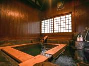 湯小屋にある、ひのきの香り漂う貸切湯