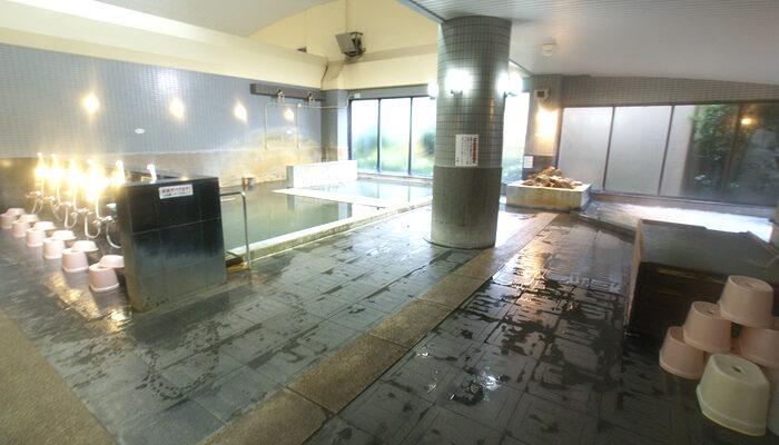 <span style="font-size:16px;"><a href="https://www.spaland.jp/"><span style="color:#C9F2E3;"><u>真玉温泉山翠荘 スパランド真玉</u></span></a><br ><span style="font-size:12px;"> 宿・食事・温泉の三拍子揃った温泉施設。炭酸水素塩泉は柔らかな泉質で、身体が温まる温泉として好評だ。食事には国東半島と周防灘で獲れた海の幸を提供している。</span><br /><span style="font-size:12px;"><span style="color:#FFFF00;">【スポット情報】</span><br />住所：大分県豊後高田市城前156-1<br />TEL：0978-53-4390<br />営業時間：大浴場10：00～22：00、レストラン11：30～14：00（LO13：30）<br />定休日：第2・第4火曜</span><br /><br>