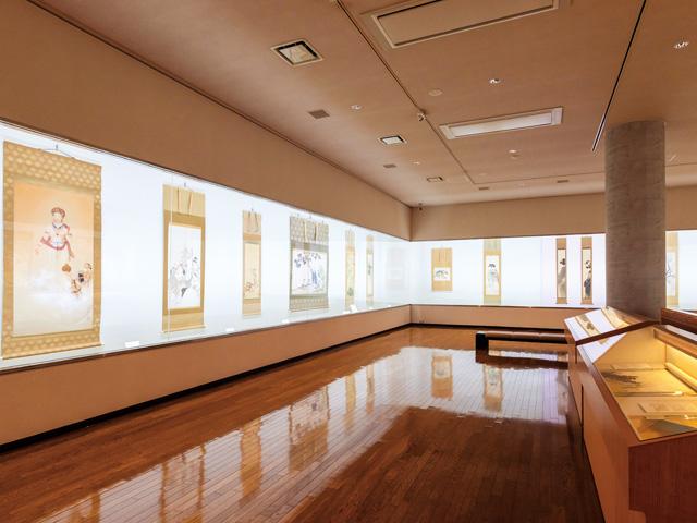 <font color="#ff1493"><strong>二階堂美術館</strong></font><br>大分を代表する麦焼酎の蔵元である二階堂酒蔵が代々受け継いできた、近代日本画を展示する美術館。横山大観や竹内栖鳳など千点を超える収蔵作品から厳選し、その時期やテーマに合わせたコレクション展を開催しており、貴重な作品を楽しめます。<hr><span style="font-size:14px;"><strong>【DATA】 </strong><br /> 住所／日出町川崎837-6<br>電話／0977-73-1100<br>駐車場／25台<br>アクセス／日出ICから車で約5分<br /><a href="https://nikaidou-bijyutukan.com/" target="_blank"><font color="#0033ff">詳細はこちら</font></a></span>