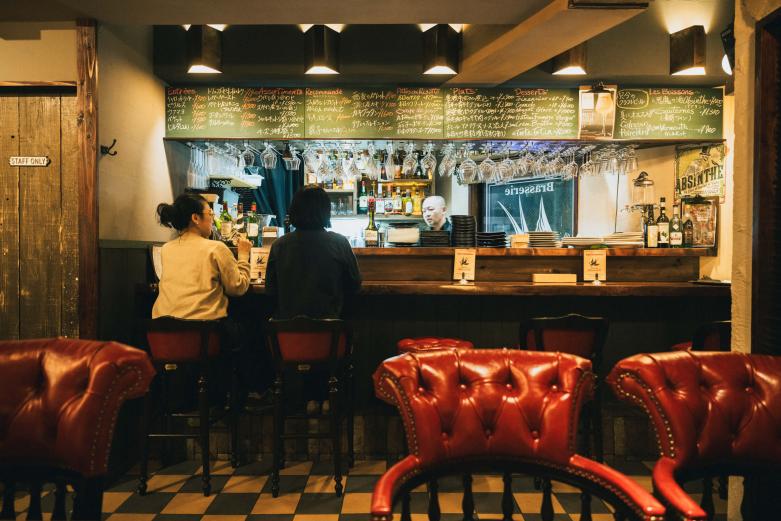 <span style="font-size:12px;">おひとりさまでも入りやすいカウンター席がうれしい。<br> <br> 「私自身、知り合いがこのビルでお店をやっていたということもあって出店を決めたのですが、こぢんまりしていながら適度な開放感のある空間も気に入っています。このビル内は飲食店同士の横のつながりもあるので、席が空くまで隣の店で一杯、なんて使い方をしてもらえたり、営業終わりで別のお店のスタッフが飲みにきてくれるのも楽しいですね」</span><br><br>