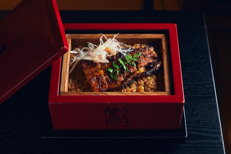 <span style="font-size:12px;"><font color="ffffff"> 「水郷かばせいろ」一尾4950円、特上7150円。せいろで蒸したタレごはんの上に、蒲焼を後のせした鷺邸オリジナルの人気メニュー。上品な朱色のせいろは船大工さんに依頼して制作してもらったという特注品。</font></span><br><br>